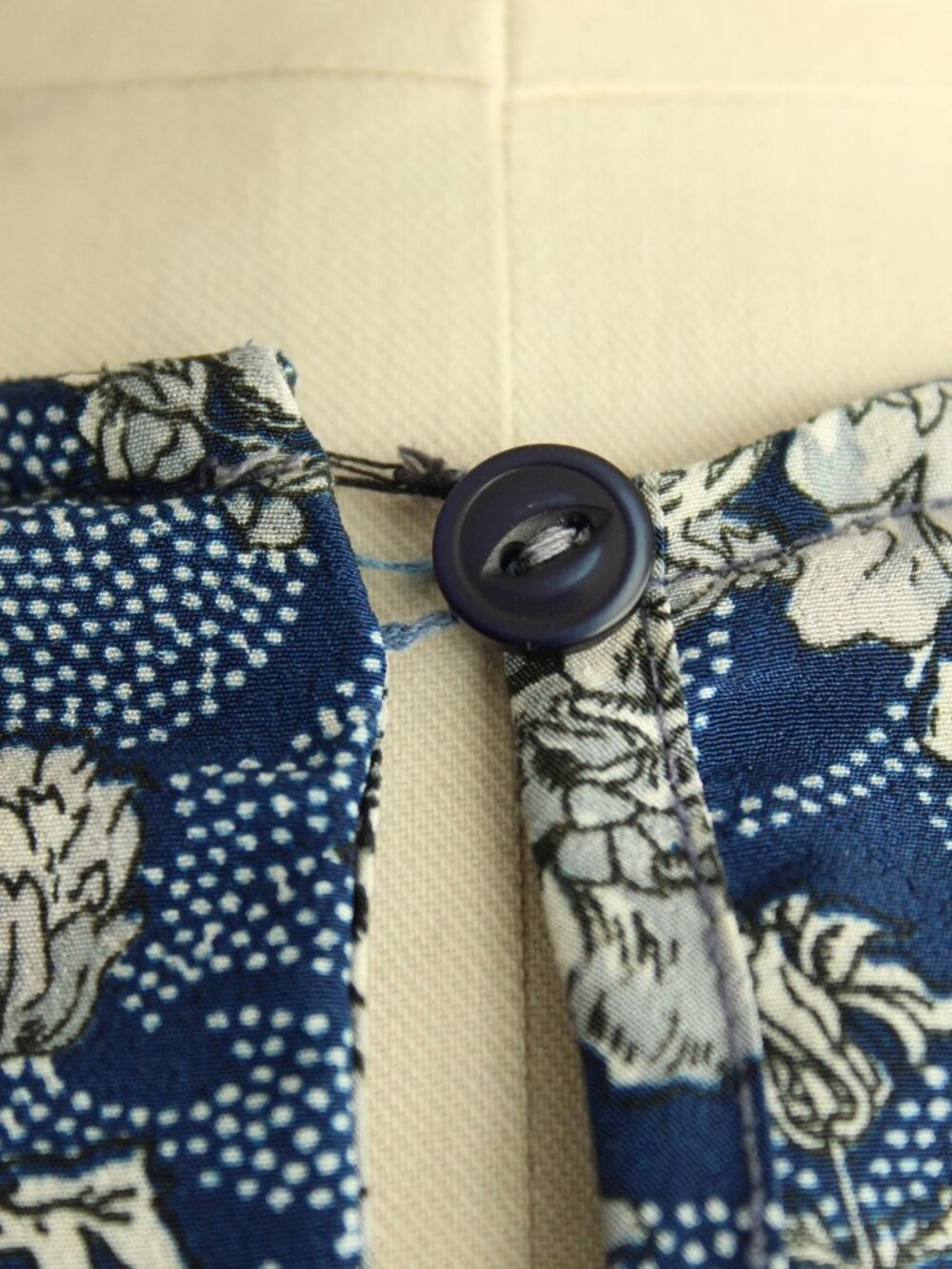 Vintage 1990s Blouse, Norton McNaughton Blue And White Floral Print Top, Keyhole - Picture 11 of 11